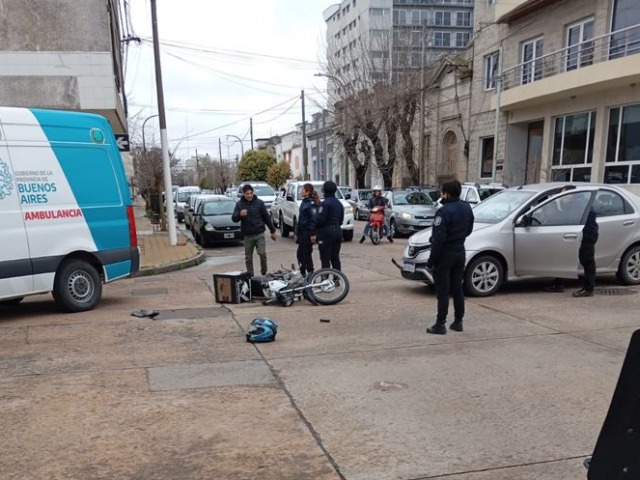 Una motociclista herida tras un choque con un auto